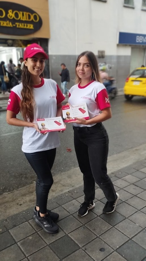 Smile, Waist, Active Pants, Car door, Person, Hat, Shoe — Campañas Pereira Manizales Armenia | Focus Modelos ABTL Agencia BTL Eje Cafetero