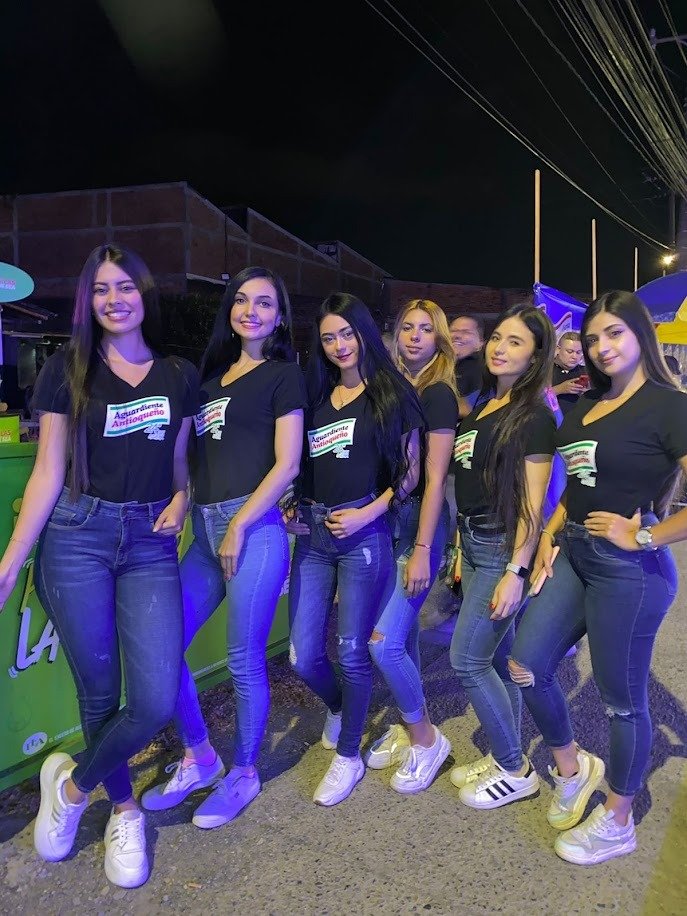 Smile, Trousers, Youth, Denim, Jeans, Thigh, Person — Campañas Pereira Manizales Armenia | Focus Modelos ABTL Agencia BTL Eje Cafetero