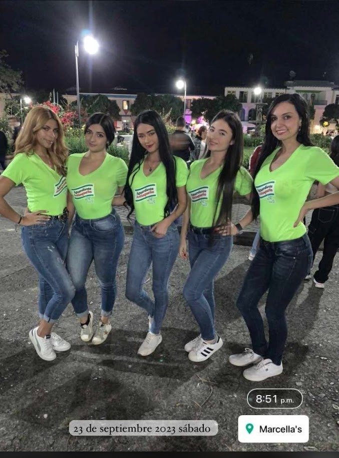 Sleeve, Smile, Youth, Denim, Abdomen, Waist, Person — Campañas Pereira Manizales Armenia | Focus Modelos ABTL Agencia BTL Eje Cafetero