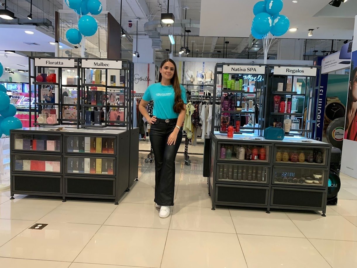 Retail, Customer, Logo, Advertising, Shopping mall, Gadget, Person, Top, Pants — Campañas Pereira Manizales Armenia | Focus Modelos ABTL Agencia BTL Eje Cafetero