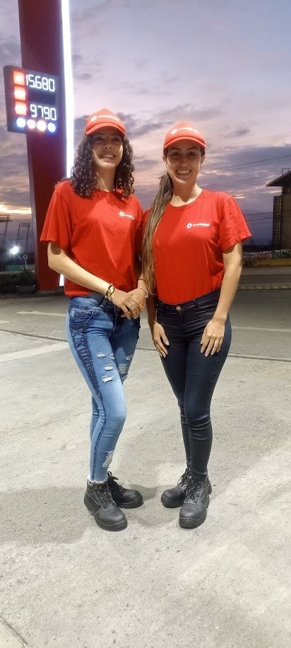 Denim, Smile, Waist, Cap, Baseball cap, Person, Boot — Campañas Pereira Manizales Armenia | Focus Modelos ABTL Agencia BTL Eje Cafetero