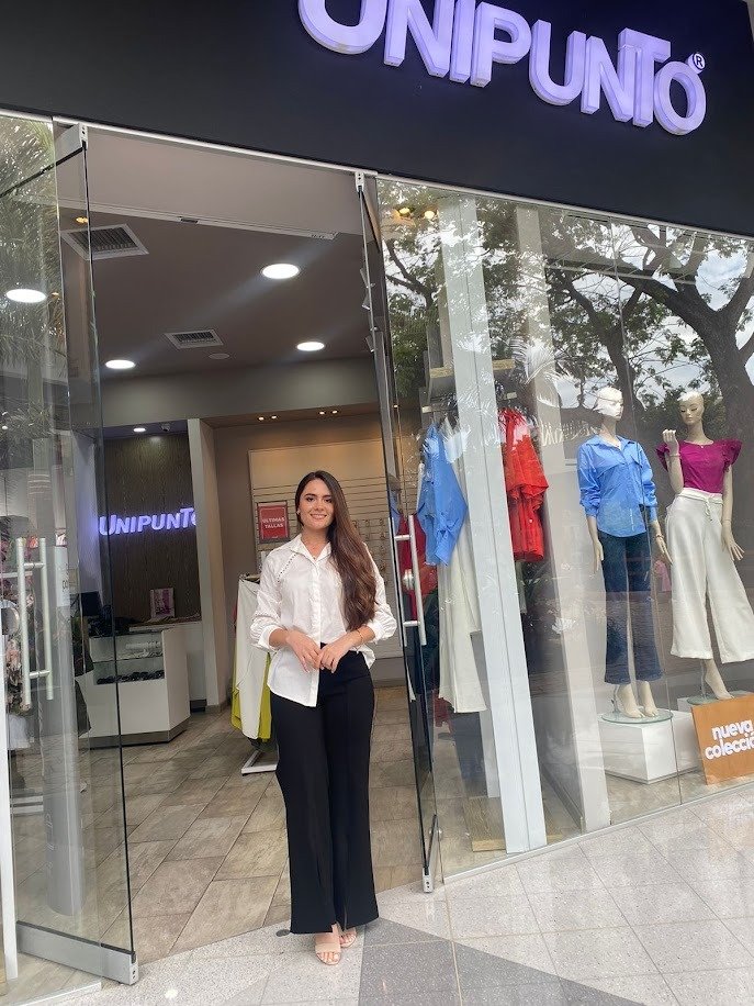 Fashion, Retail, Fashion design, Bag, One-piece garment, Cleanliness, Pants, Top, Person — Campañas Pereira Manizales Armenia | Focus Modelos ABTL Agencia BTL Eje Cafetero