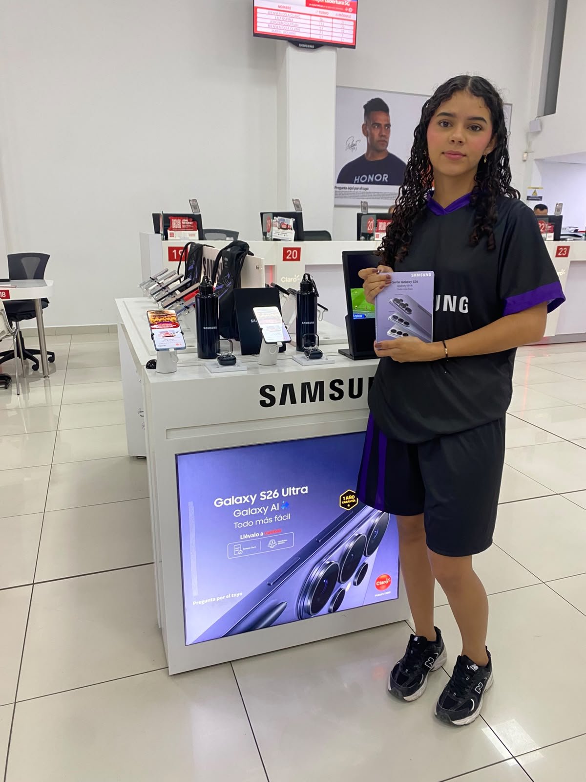Electronic device, Gadget, Display device, Customer, Shorts, Top, Person — Campañas Pereira Manizales Armenia | Focus Modelos ABTL Agencia BTL Eje Cafetero