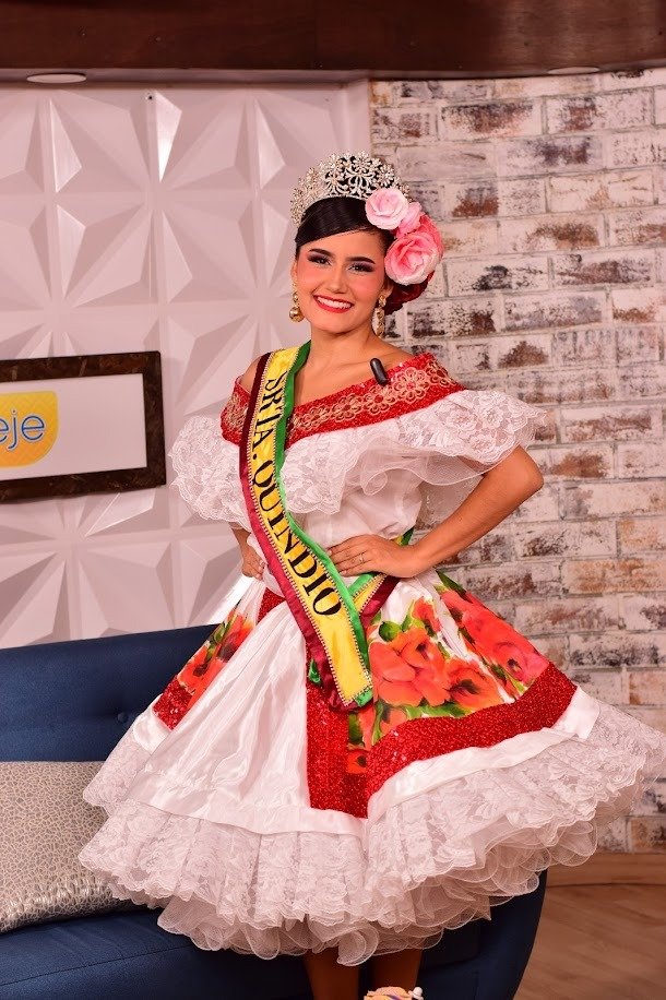 Headgear, Event, Dress, Entertainment, Tradition, Smile, Person — Pasarelas y castings Pereira Manizales Armenia | Focus Modelos ABTL Agencia BTL Eje Cafetero