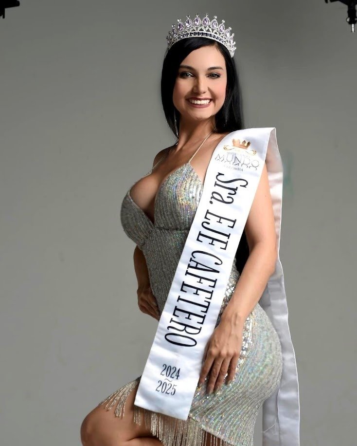 Smile, Facial expression, Abdomen, Waist, Model, Long hair, Person, Dress, Tiara, Crown — Pasarelas y castings Pereira Manizales Armenia | Focus Modelos ABTL Agencia BTL Eje Cafetero