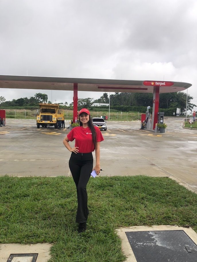 Filling station, Fuel, Fuel dispenser, Gasoline, Person, Top, Pants — Campañas Pereira Manizales Armenia | Focus Modelos ABTL Agencia BTL Eje Cafetero