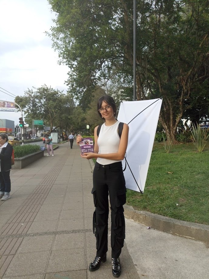 Umbrella, Leisure, Top, Pants, Person, Shoe — Campañas Pereira Manizales Armenia | Focus Modelos ABTL Agencia BTL Eje Cafetero