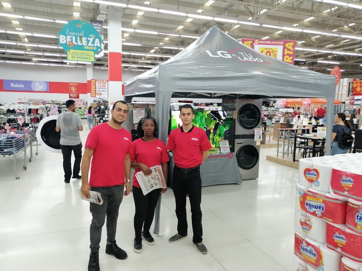 Retail, Customer, Logo, Convenience store, Advertising, Supermarket, Person, Pants, Top — Campañas Pereira Manizales Armenia | Focus Modelos ABTL Agencia BTL Eje Cafetero