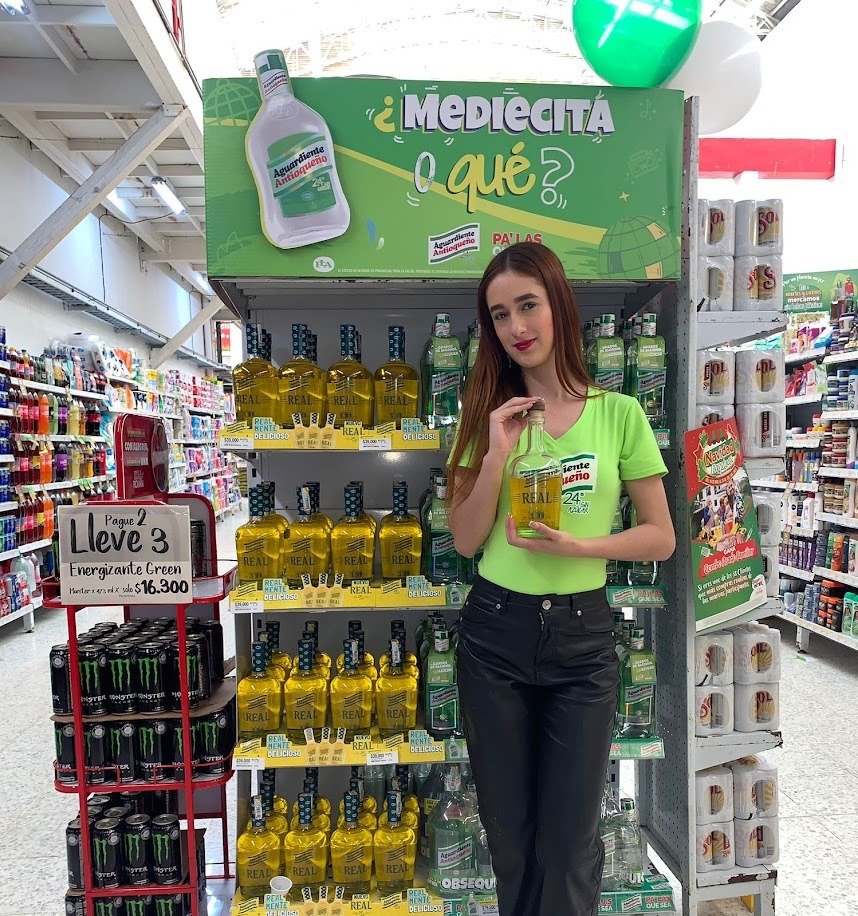 Bottle, Smile, Retail, Liquid, Convenience store, Personal care, Top, Pants, Person — Campañas Pereira Manizales Armenia | Focus Modelos ABTL Agencia BTL Eje Cafetero