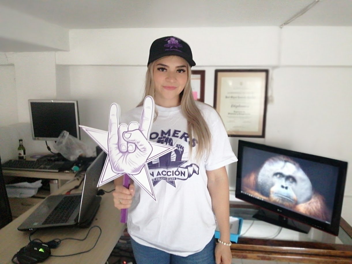 Facial expression, Smile, Wrist, Cap, Nail, Happiness, Hat, Computer monitor, Laptop, Television — Campañas Pereira Manizales Armenia | Focus Modelos ABTL Agencia BTL Eje Cafetero