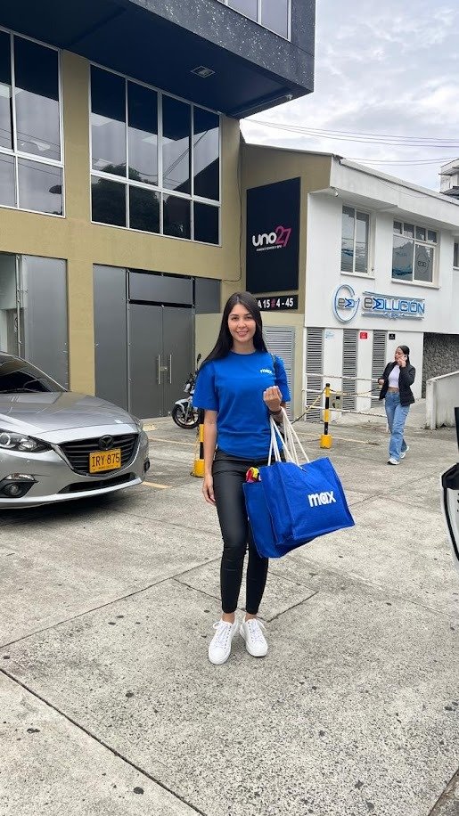 Smile, Bag, Luggage & bags, Waist, Person, Top, Pants, Car — Campañas Pereira Manizales Armenia | Focus Modelos ABTL Agencia BTL Eje Cafetero