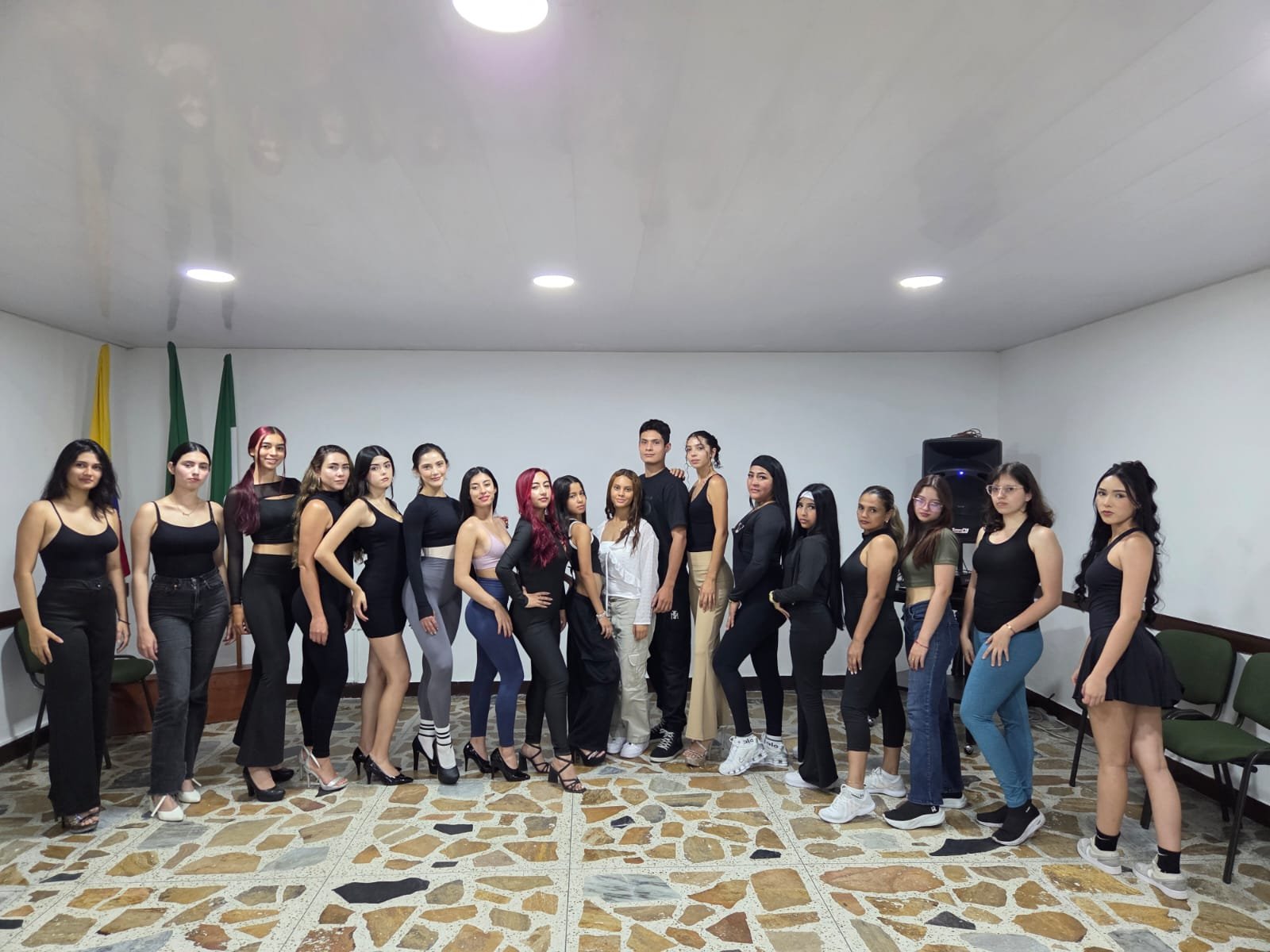 Shoe, Youth, Social group, Jeans, Thigh, Smile, Person — Infashion Pereira Manizales Armenia | Focus Modelos ABTL Agencia BTL Eje Cafetero