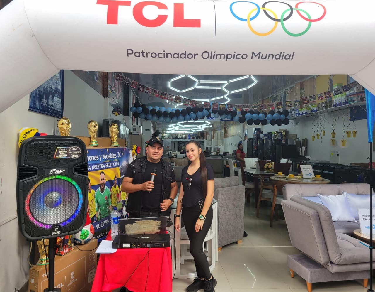 Electronic device, Jeans, Technology, Logo, Advertising, Display device, Top, Person, Pants — Campañas Pereira Manizales Armenia | Focus Modelos ABTL Agencia BTL Eje Cafetero