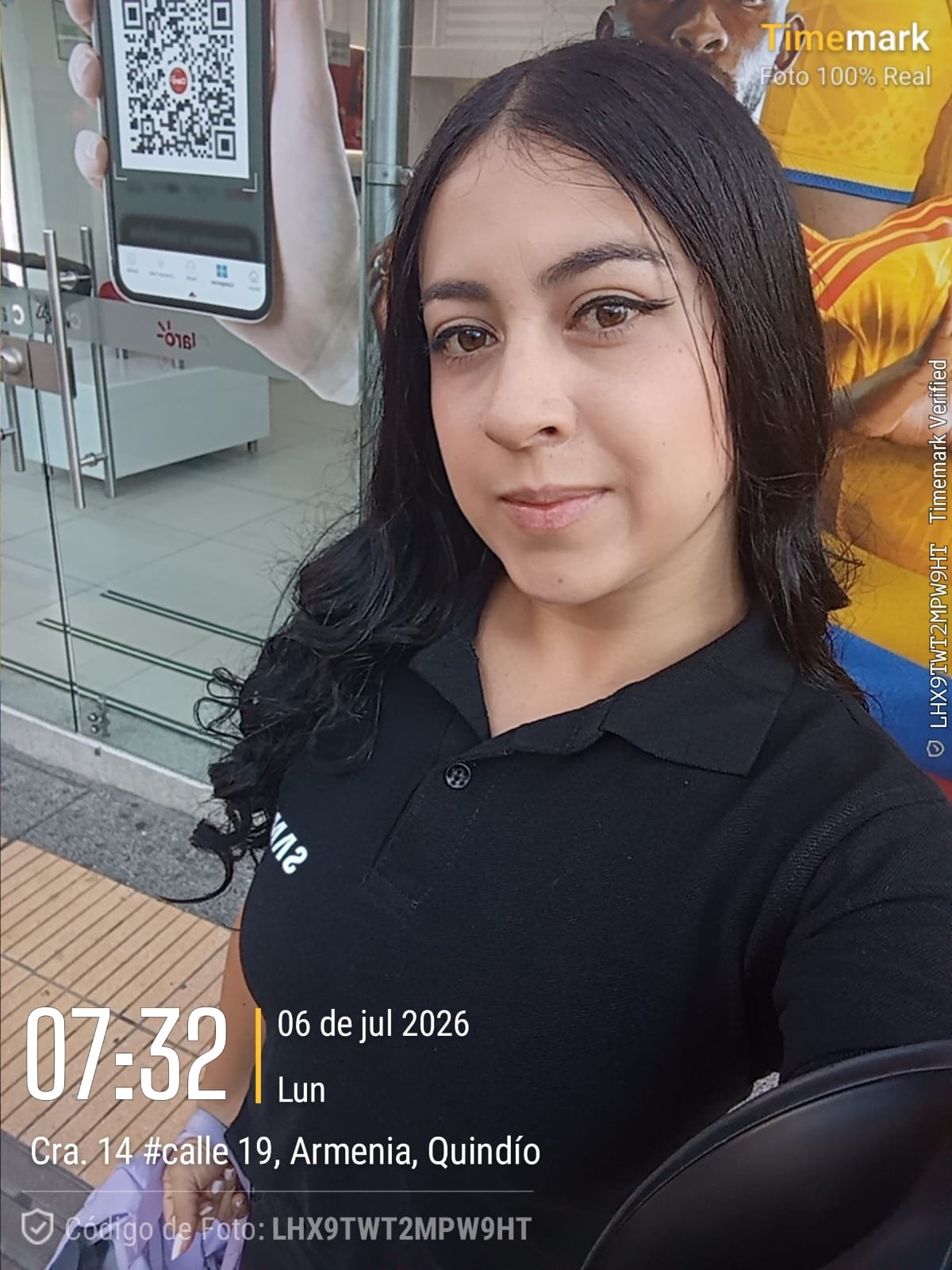 Black hair, Facial expression, Smile, Mobile phone, Advertising, Gadget, 2D barcode — Campañas Pereira Manizales Armenia | Focus Modelos ABTL Agencia BTL Eje Cafetero
