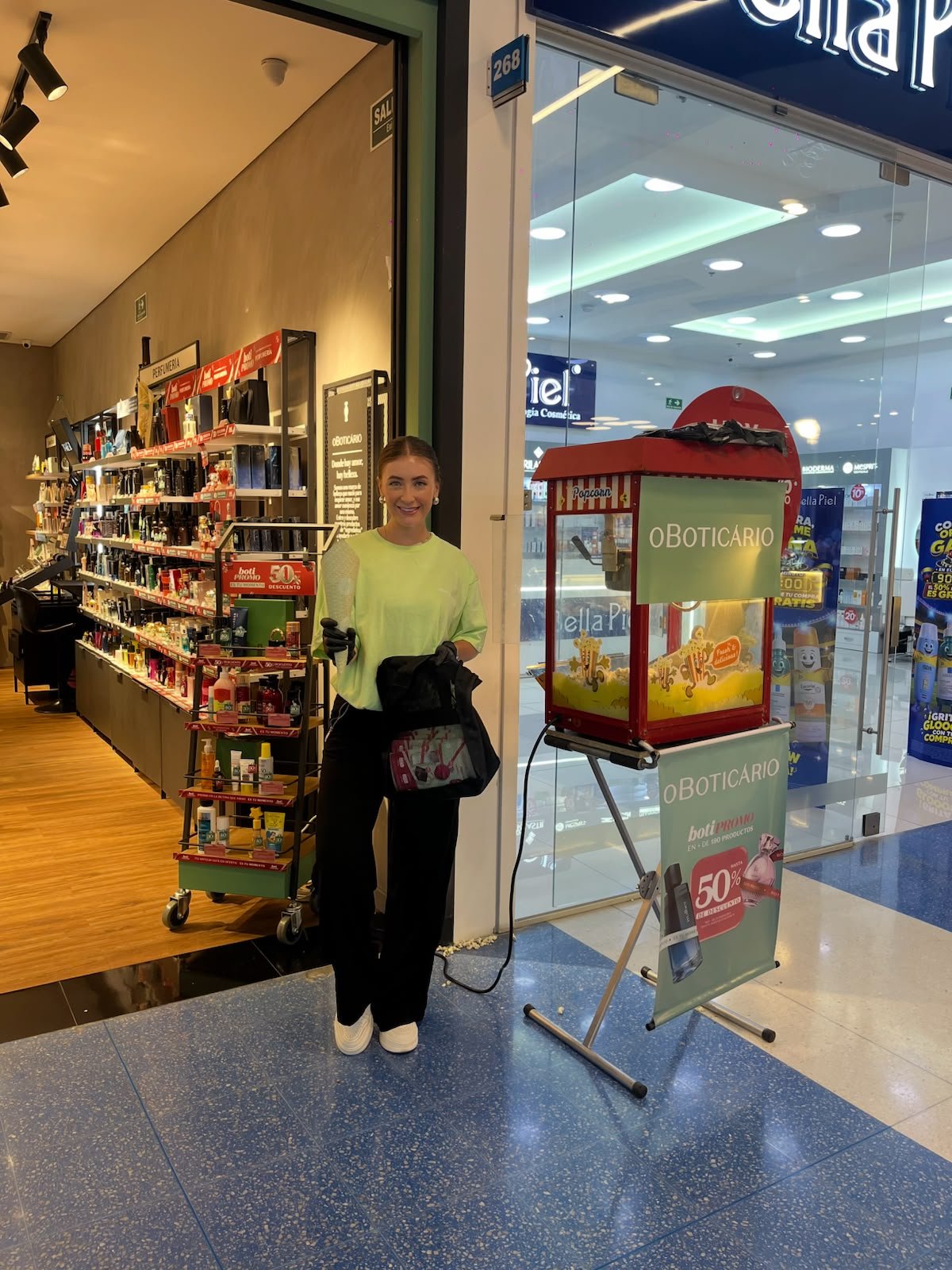 Shelf, Retail, Shelving, Customer, Interior design, Convenience store, Top, Pants, Person — Campañas Pereira Manizales Armenia | Focus Modelos ABTL Agencia BTL Eje Cafetero