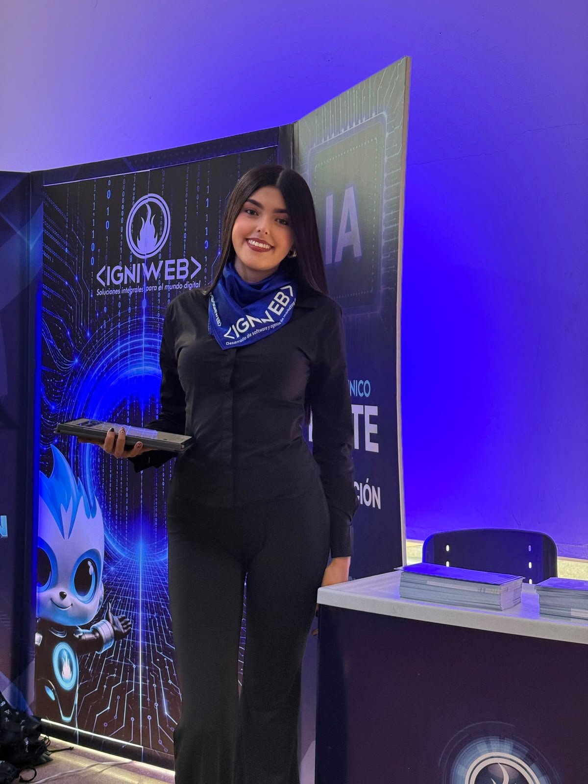 Electronic device, Logo, Technology, Multimedia, Advertising, Display device, Person, Pants, Scarf — Campañas Pereira Manizales Armenia | Focus Modelos ABTL Agencia BTL Eje Cafetero