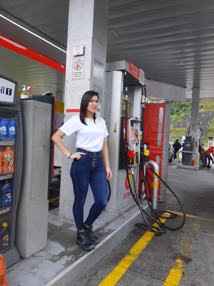 Fuel, Fuel dispenser, Filling station, Gasoline, Car door, Top, Pants, Person — Campañas Pereira Manizales Armenia | Focus Modelos ABTL Agencia BTL Eje Cafetero