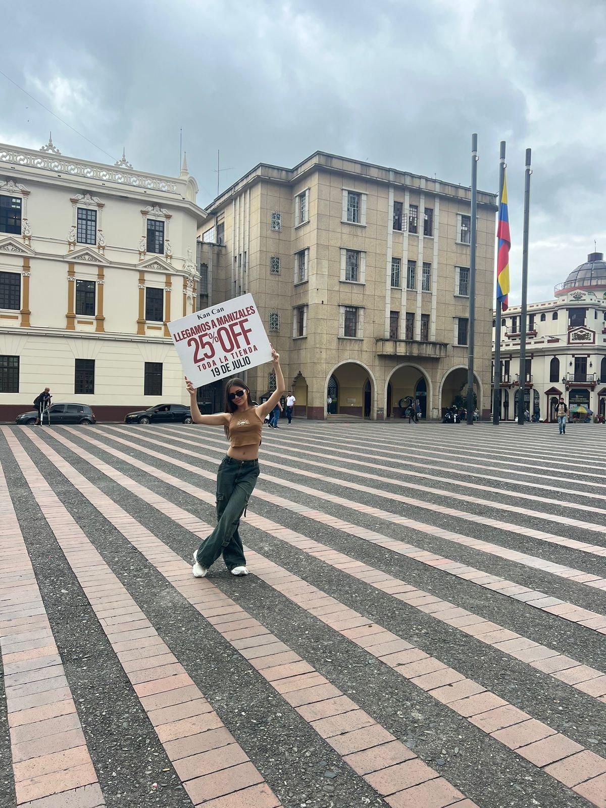 Public space, Pedestrian, Jeans, Leisure, Town square, Denim, Person, Pants, Building — Campañas Pereira Manizales Armenia | Focus Modelos ABTL Agencia BTL Eje Cafetero