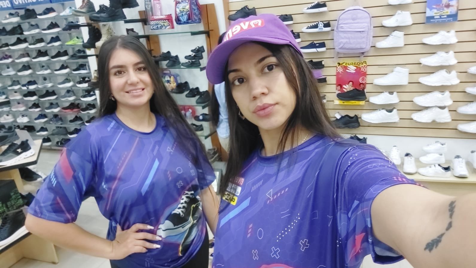 Retail, Sneakers, Cap, Baseball cap, Top, Hat — Campañas Pereira Manizales Armenia | Focus Modelos ABTL Agencia BTL Eje Cafetero