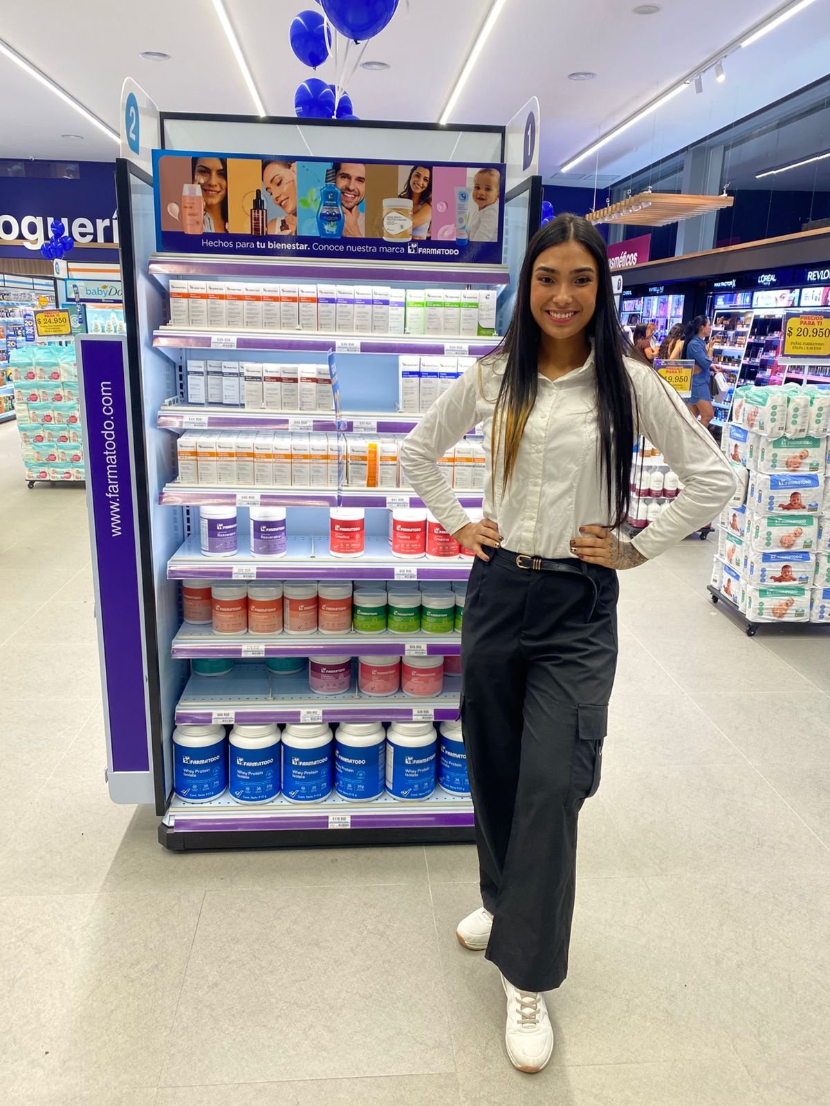 Retail, Convenience store, Shelf, Smile, Shelving, Customer, Pants, Top, Person, Shoe — Campañas Pereira Manizales Armenia | Focus Modelos ABTL Agencia BTL Eje Cafetero