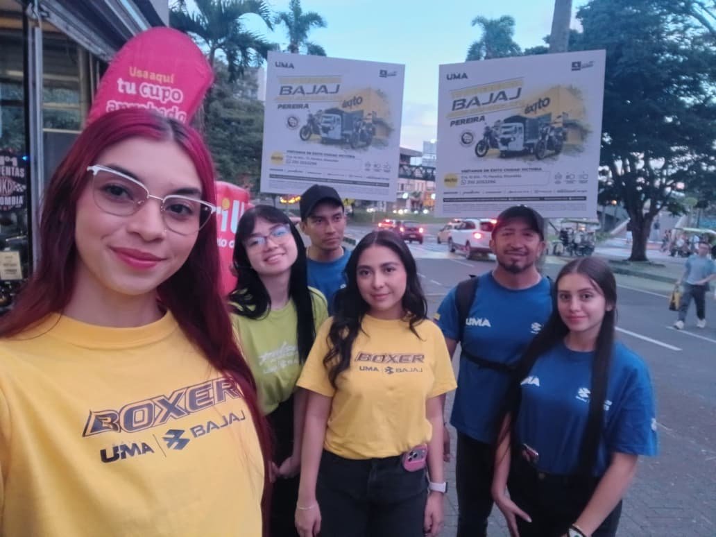Sleeve, Smile, Vision Care, Youth, Jeans, Active Shirt, Glasses, Person — Campañas Pereira Manizales Armenia | Focus Modelos ABTL Agencia BTL Eje Cafetero